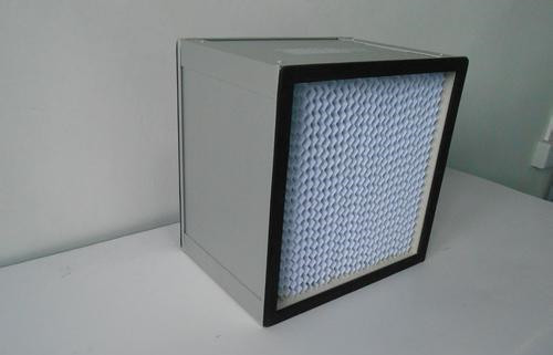 新款ULPA高效過濾器的濾芯用超細玻璃纖維濾料經打膠折疊而成，外框可選用夾層木板、鍍鋅銅板、不銹鋼板及鋁合金板，通過聚氨酯膠緊密粘接，具有質量輕、透氣量大，集塵率高達99.95-99.999%，且耐堿，耐高溫。ULPA過濾器用于電子廠、半導體、精密機械、制藥、醫(yī)院、食品等行業(yè)中對潔凈度要求交高的民用或工業(yè)潔凈廠所的末端過濾，下面由北方濾器為大家講解新款ULPA(超高效)過濾器的特點及參數(shù)